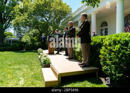 Le président américain Donald Trump, à l'écoute du secrétaire à la Santé et à l'Homme Alex Azar, parle du développement du vaccin COVID-19 dans le jardin des roses de la Maison Blanche le 15 mai 2020 à Washington, D.C. Banque D'Images