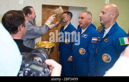 Expédition 60 Preflight l'60 ingénieur de vol Drew Morgan de la NASA a reçu la bénédiction d'un prêtre orthodoxe russe à l'hôtel Cosmonaut avant de partir pour le lancement d'une fusée Soyouz avec ses camarades Alexander Skvortsov de Roscosmos et Luca Parmitano de l'ESA (Agence spatiale européenne), le samedi 20 juillet, 2019 à Baikonour, Kazakhstan. Skvortsov, Morgan et Parmitano ont été lancés à 12 h 28, heure de l'est (9 h 28, heure de Baikonour) pour commencer leur mission à la Station spatiale internationale. Banque D'Images