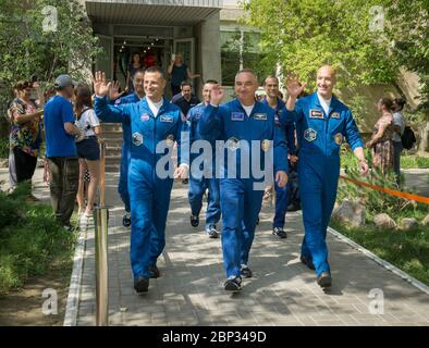 Expédition 60 Cosmonaut Hotel Depature expédition 60 mécanicien de bord Drew Morgan de la NASA, à gauche, Soyuz commandant Alexander Skvortsov de Roscosmos, centre, Et l'ingénieur de vol Luca Parmitano de l'ESA (Agence spatiale européenne), à droite, se délasser en quittant l'hôtel Cosmonaut pour s'adapter à leur lancement de Soyouz à la Station spatiale internationale, samedi 20 juillet 2019 à Baikonour, Kazakhstan. Le lancement du satellite Soyouz MS-13 avec Skvortsov, Morgan et Parmitano a eu lieu à 12 h 28, heure de l'est (9 h 28, heure de Baikonour), le 20 juillet, début de leur mission à la Station spatiale internationale. Banque D'Images