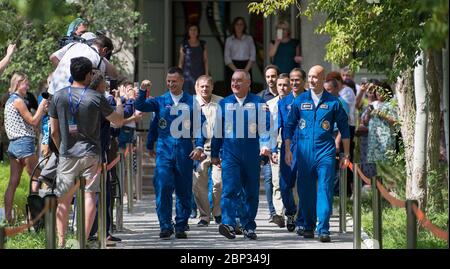 Expédition 60 Cosmonaut Hotel Depature expédition 60 mécanicien de bord Drew Morgan de la NASA, à gauche, Soyuz commandant Alexander Skvortsov de Roscosmos, centre, Et l'ingénieur de vol Luca Parmitano de l'ESA (Agence spatiale européenne), à droite, se délasser en quittant l'hôtel Cosmonaut pour s'adapter à leur lancement de Soyouz à la Station spatiale internationale, samedi 20 juillet 2019 à Baikonour, Kazakhstan. Le lancement du satellite Soyouz MS-13 avec Skvortsov, Morgan et Parmitano a eu lieu à 12 h 28, heure de l'est (9 h 28, heure de Baikonour), le 20 juillet, début de leur mission à la Station spatiale internationale. Banque D'Images