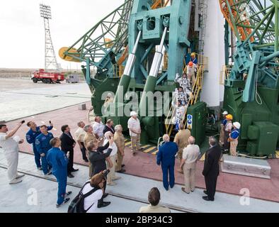 Expédition 60 Preflight l'ingénieur de vol de l'expédition 60 Luca Parmitano de l'ESA (Agence spatiale européenne), top, l'ingénieur de vol Drew Morgan de la NASA, Middle, Et le commandant Soyouz Alexander Skvortsov de Roscosmos, bas, signe d'adieu avant d'embarquer sur le vaisseau Soyouz MS-13 pour le lancement, samedi 20 juillet 2019 au cosmodrome de Baïkonour au Kazakhstan. Parmitano, Morgan et Skvortsov se joindront aux autres membres de l'équipage de l'expédition 60, le commandant Alexey Ovchinin de Roscosmos et les ingénieurs de vol de la NASA Nick Hague et Christina Koch, qui sont à bord de la Station spatiale internationale depuis mars. Banque D'Images