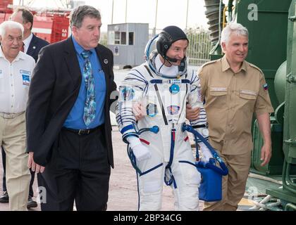 Expédition 60 Preflight l'ingénieur de vol de l'expédition 60 Drew Morgan de la NASA est escorté par le gestionnaire de programme de la Station spatiale internationale de la NASA Kirk Shireman alors qu'il se prépare à monter à bord du satellite Soyuz MS-13 pour le lancement, le samedi 20 juillet 2019 au cosmodrome de Baikonour au Kazakhstan. Morgan, Alexander Skvortsov de Roscosmos et Luca Parmitano de l'ESA (Agence spatiale européenne) ont lancé à bord de l'engin spatial Soyouz MS-13 à 12 h 28, heure de l'est (9 h 28, heure de Baikonour), le 20 juillet, pour commencer leur voyage à la Station spatiale internationale. Banque D'Images