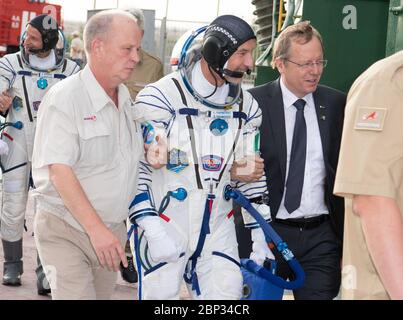 Expédition 60 Preflight l'ingénieur de vol de l'expédition 60 Luca Parmitano de l'ESA (Agence spatiale européenne) est escorté par Johann-Dietrich Wörner, Directeur général de l'ESA (Agence spatiale européenne), alors qu'il se prépare à monter à bord de l'engin spatial Soyouz MS-13 pour le lancement, le samedi 20 juillet 2019 au Cosmodrome de Baikonour au Kazakhstan. Parmitano, Alexander Skvortsov de Roscosmos et Drew Morgan de la NASA ont lancé à bord du satellite Soyouz MS-13 à 12 h 28, heure de l'est (9 h 28, heure de Baikonour), le 20 juillet, pour commencer leur voyage à la Station spatiale internationale. Banque D'Images