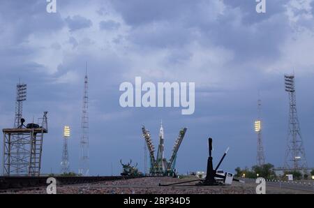 Expédition 60 Preflight la fusée Soyouz avec vaisseau MS-13 à bord est vue sur le plateau de lancement alors que les bras de la structure de service sont abaissés avant le lancement, samedi 20 juillet 2019 au cosmodrome de Baikonour au Kazakhstan. Expédition 60 le commandant de Soyuz Alexander Skvortsov de Roscosmos, l'ingénieur de vol Drew Morgan de la NASA et l'ingénieur de vol Luca Parmitano de l'ESA (Agence spatiale européenne) ont lancé à 12 h 28, heure de l'est (9 h 28, heure de Baikonour) pour commencer leur mission à la Station spatiale internationale. Banque D'Images