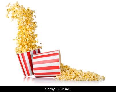 Ensemble de pop-corn volant provenant du seau en papier et de pop-corn dispersé isolé sur du blanc Banque D'Images