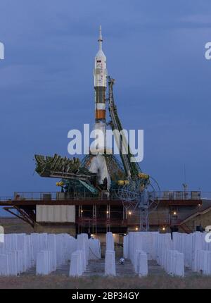 Expédition 60 Preflight la fusée Soyouz avec vaisseau MS-13 à bord est vue sur le plateau de lancement après que les bras de la structure de service ont été abaissés avant le lancement, samedi 20 juillet 2019 au cosmodrome de Baikonour au Kazakhstan. Expédition 60 le commandant de Soyuz Alexander Skvortsov de Roscosmos, l'ingénieur de vol Drew Morgan de la NASA et l'ingénieur de vol Luca Parmitano de l'ESA (Agence spatiale européenne) ont lancé à 12 h 28, heure de l'est (9 h 28, heure de Baikonour) pour commencer leur mission à la Station spatiale internationale. Banque D'Images