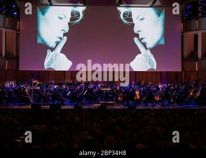 Apollo 11 50ème anniversaire au Centre Kennedy UNE nouvelle vidéo musicale pour "Space Oddity" de David Bowie est présentée en première pendant le "National Symphony Orchestra POPS, Apollo 11: A 50ème anniversaire, One Small Step, One Giant Leap" un programme comprenant des actes musicaux, des conférenciers, des images et des vidéos liés à l'espace, le samedi 20 juillet 2019 au John F. Kennedy Center for the Performing Arts à Washington. La NASA et le pays ont célébré le 50e anniversaire d'Apollo 11, au cours duquel les astronautes Neil Armstrong, Michael Collins et Buzz Aldrin ont effectué la première mission d'astronaute Banque D'Images