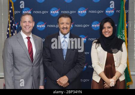 Rencontre de l'Administrateur de la NASA avec l'Ambassadeur d'Arabie saoudite et le Président de la Commission spatiale saoudienne «l'Administrateur de la NASA, Jim Bridenstine, à gauche, son Altesse Royale le Prince Sultan Salman Al-Saud, Président du Conseil d'administration de la Commission spatiale saoudienne, centre, Et son Altesse Royale la princesse Reema Bandar Al Saud, ambassadrice de l’Arabie saoudite aux États-Unis, à droite, pose pour une photographie lors d’une visite de courtoisie, le lundi 12 août 2019, au siège de la NASA à Washington. Banque D'Images