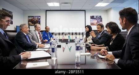 Rencontre de l’Administrateur de la NASA avec l’Ambassadeur d’Arabie saoudite et le Président de la Commission spatiale saoudienne Jim Bridenstine, Administrateur de la NASA, à gauche, s’entretient avec son Altesse Royale la princesse Reema Bandar Al Saud, ambassadrice de l’Arabie saoudite aux États-Unis et son Altesse Royale le prince Sultan Salman Al-Saud, Président du conseil d'administration de la Commission spatiale saoudienne lors d'une visite de courtoisie, le lundi 12 août 2019, au siège de la NASA à Washington. Banque D'Images