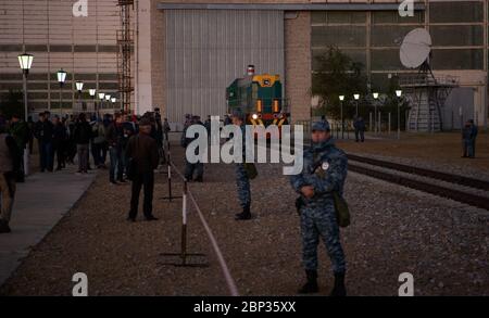 Expédition 61 Preflight UN train se prépare à déployer la fusée Soyouz sur le plateau de lancement, le lundi 23 septembre 2019, au Cosmodrome de Baikonour, au Kazakhstan. Expédition 61 membres d'équipage Jessica Meir de la NASA et Oleg Skripochka de Roscosmos, et participant à l'escoure spatiale Hazzaa Ali Almansoori des Émirats arabes Unis lanceront le 25 septembre sur le satellite Soyuz MS-15 du Cosmodrome de Baikonour à la Station spatiale internationale. Banque D'Images