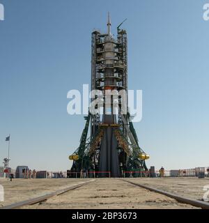 Expédition 61 Soyuz déploiement les bras du portique se ferment autour de la fusée Soyuz après qu'elle a été relevée en position verticale sur le plateau de lancement, le lundi 23 septembre 2019 au cosmodrome de Baikonour au Kazakhstan. Expédition 61 membres d'équipage Jessica Meir de la NASA, Oleg Skripochka de Roscosmos, et participant à l'escoure spatiale Hazzaa Ali Almansoori des Émirats arabes Unis lanceront le 25 septembre sur le satellite Soyuz MS-15 du Cosmodrome de Baikonour à la Station spatiale internationale. Banque D'Images