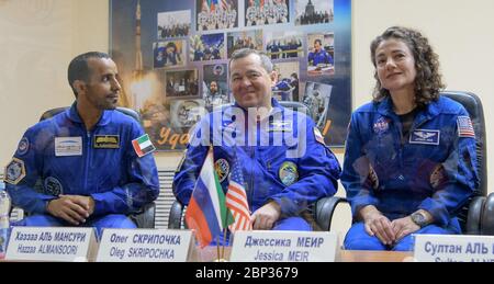 Expedition 61 Conférence de presse Hazzaa Ali Almansoori, un participant de la course spatiale des Émirats arabes Unis, à gauche, et les membres d'équipage principaux de l'expédition 61 Oleg Skripochka de Roscosmos et Jessica Meir de la NASA, sont vus lors d'une conférence de presse, le mardi 24 septembre 2019, à l'hôtel Cosmonaut de Baikonour, au Kazakhstan. Meir, Skripochka et Almansoori lanceront le 25 septembre sur le satellite Soyouz MS-15 du Cosmodrome de Baikonour à la Station spatiale internationale. Banque D'Images