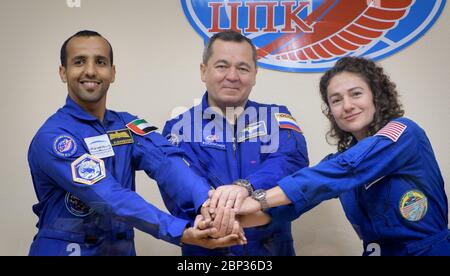 Expedition 61 Conférence de presse Hazzaa Ali Almansoori, participant à la SpaceFlight des Émirats arabes Unis, à gauche, Et les membres de l'équipage principal de l'expédition 61, Oleg Skripochka de Roscosmos et Jessica Meir de la NASA, posent pour une photographie à la fin d'une conférence de presse, le mardi 24 septembre 2019 à l'hôtel Cosmonaut de Baikonour, au Kazakhstan. Meir, Skripochka et Almansoori lanceront le 25 septembre sur le satellite Soyouz MS-15 du Cosmodrome de Baikonour à la Station spatiale internationale. Banque D'Images