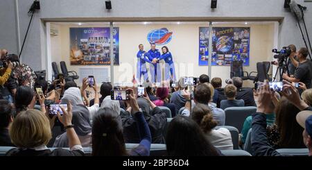 Expedition 61 Conférence de presse Hazzaa Ali Almansoori, participant à la SpaceFlight des Émirats arabes Unis, à gauche, Et les membres de l'équipage principal de l'expédition 61, Oleg Skripochka de Roscosmos et Jessica Meir de la NASA, posent pour une photographie à la fin d'une conférence de presse, le mardi 24 septembre 2019 à l'hôtel Cosmonaut de Baikonour, au Kazakhstan. Meir, Skripochka et Almansoori lanceront le 25 septembre sur le satellite Soyouz MS-15 du Cosmodrome de Baikonour à la Station spatiale internationale. Banque D'Images