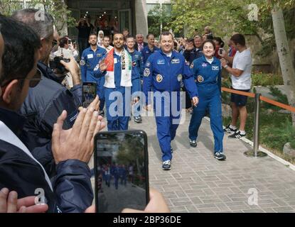 Expédition 61 Preflight participant à SpaceFlight Hazzaa Ali Almansoori des Émirats arabes Unis, à droite, les membres de l'expédition Oleg Skripochka de Rossos et Jessica Meir de la NASA sont vus comme ils quittent l'hôtel Cosmonaut avant leur lancement Soyouz à la Station spatiale internationale, le mercredi 25 septembre 2019 à Baikonour, au Kazakhstan. Meir, Skripochka et Almansoori lanceront le vaisseau spatial Soyouz MS-15 du Cosmodrome de Baikonour à la Station spatiale internationale. Banque D'Images