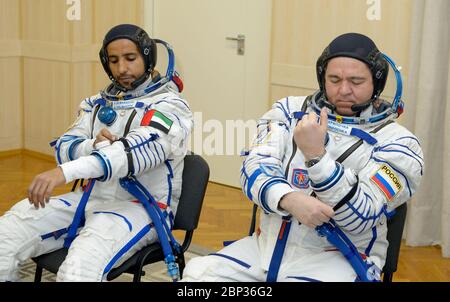 Expedition 61 Preflight participant à SpaceFlight Hazzaa Ali Almansoori des Émirats arabes Unis, à gauche, Et le cosmonaute Oleg Skripochka de Roscosmos, 61, a enfilé leur Sokol quelques heures avant leur lancement sur une fusée Soyouz avec l'astronaute Jessica Meir de la NASA, 61, le mercredi 25 septembre 2019, au Cosmodrome de Baikonour au Kazakhstan. Meir, Skripochka et Almansoori lanceront le vaisseau spatial Soyouz MS-15 du Cosmodrome de Baikonour à la Station spatiale internationale. Banque D'Images