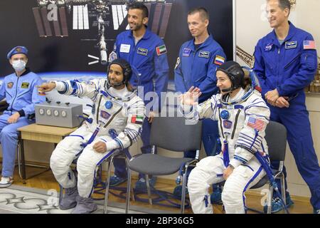 Expedition 61 participant à l'escape spatiale en amont Hazzaa Ali Almansoori des Émirats arabes Unis, en bas à gauche, Et l'astronaute de l'expédition 61 Jessica Meir de la NASA attend que leurs Sokol costumes soient contrôlés quelques heures avant leur lancement sur une fusée Soyouz avec le cosmonaute de l'expédition 61 Oleg Skripochka de Roscosmos, le mercredi 25 septembre 2019 au cosmodrome de Baikonour au Kazakhstan. Meir, Skripochka et Almansoori lanceront le vaisseau spatial Soyouz MS-15 du Cosmodrome de Baikonour à la Station spatiale internationale. Banque D'Images