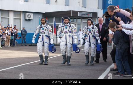 Expédition 61 Preflight participant à l'escoupage Hazzaa Ali Almansoori des Émirats arabes Unis, à gauche, membres de l'équipe d'expédition Oleg Skripochka de Roscosmos, et Jessica Meir de la NASA, à droite, quittent le bâtiment 254 et se dirigent vers leur lancement à bord du vaisseau spatial Soyuz TM-15, le mercredi 25 septembre 2019 au Cosmodrome de Baikonour au Kazakhstan. Meir, Skripochka et Almansoori seront lancés du Cosmodrome de Baikonour à la Station spatiale internationale. Banque D'Images