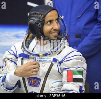 Expidition 61 Preflight le participant à SpaceFlight Hazzaa Ali Almansoori des Émirats arabes Unis attend de voir sa pression Sokol suit vérifiée quelques heures avant son lancement sur une fusée Soyuz avec les membres d'équipage de l'expédition 61 Jessica Meir de la NASA et Oleg Skripochka de Roscosmos, mercredi 25 septembre, 2019 au Cosmodrome de Baïkonour au Kazakhstan. Meir, Skripochka et Almansoori lanceront le vaisseau spatial Soyouz MS-15 du Cosmodrome de Baikonour à la Station spatiale internationale. Banque D'Images