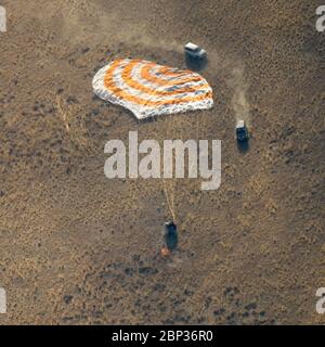 Expédition 60 Soyuz MS-11 atterrissage le satellite Soyuz MS-12 atterrit dans une zone éloignée près de la ville de Zhezkazgan, Kazakhstan, avec les membres de l'équipage de l'expédition 60 Nick Hague de la NASA et Alexey Ovchinin de Roscosmos, ainsi que l'astronaute en visite aux Émirats arabes Unis, Hazzaa Ali Almansoori. Jeudi 3 octobre 2019. La Haye et Ovchinin reviennent après 203 jours dans l'espace où ils ont servi comme membres des équipages de l'expédition 59 et 60 à bord de la Station spatiale internationale. Almansoori a enregistré 8 jours dans l'espace lors de son premier vol en tant qu'astronaute. Banque D'Images