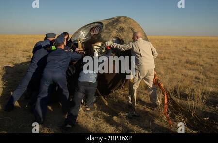 Expédition 60 Soyuz MS-12 Landing le personnel de soutien russe travaille autour du satellite Soyuz MS-12 peu après son atterrissage avec les membres de l'équipage de l'expédition 60 Nick Hague de la NASA et Alexey Ovchinin de Roscosmos, ainsi qu'avec l'astronaute en visite Hazzaa Ali Almansoori des Émirats arabes Unis, le jeudi 3 octobre 2019. La Haye et Ovchinin reviennent après 203 jours dans l'espace où ils ont servi comme membres des équipages de l'expédition 59 et 60 à bord de la Station spatiale internationale. Almansoori a enregistré 8 jours dans l'espace lors de son premier vol en tant qu'astronaute. Banque D'Images