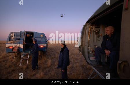 Expédition 60 Soyuz MS-11 atterrissage un véhicule tout terrain, avec le membre d'équipage de l'expédition 60 Nick Hague de la NASA à bord, arrive à bord d'un hélicoptère en attente après que la Haye a atterri dans le vaisseau spatial Soyuz MS-12 avec le membre d'équipage de l'expédition 60 Alexey Ovchinin de Roscosmos, Et visite de l'astronaute Hazzaa Ali Almansoori des Émirats arabes Unis dans une zone éloignée près de la ville de Zhezkazgan, Kazakhstan, le jeudi 3 octobre 2019. La Haye et Ovchinin reviennent après 203 jours dans l'espace où ils ont servi comme membres des équipages de l'expédition 59 et 60 à bord de la Station spatiale internationale. Almansoori enregistré 8 jours Banque D'Images