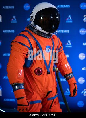 Le 15 octobre 2019, Dustin Gohmert, responsable du projet Orion Crew Survival Systems à la NASA, a présenté la combinaison Orion Crew Survival System (OCSS) au siège de la NASA à Washington, DC, conçue pour protéger les astronautes lors de missions spatiales à haut risque, y compris le programme Artemis. Banque D'Images