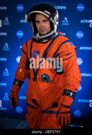 Dustin Gohmert, responsable du projet Orion Crew Survival Systems, présente la combinaison Orion Crew Survival System (OCSS) le 15 octobre 2019 au siège de la NASA à Washington, D.C. la combinaison OCSS offre aux astronautes des fonctionnalités avancées de sécurité et de mobilité pour les missions spatiales, y compris le retour sur Terre. Banque D'Images
