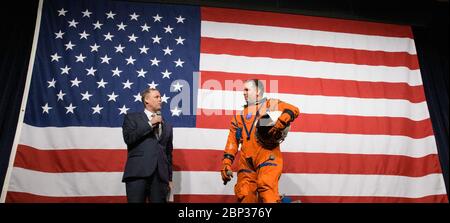 Le 15 octobre 2019, Jim Bridenstine, administrateur de la NASA, s'est entretenu avec Dustin Gohmert, responsable du projet Orion Crew Survival Systems, au siège de la NASA à Washington, DC, au sujet de la nouvelle combinaison spatiale Artemis Generation conçue pour la sécurité des astronautes lors de missions lunaires. Banque D'Images