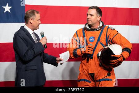 Le 15 octobre 2019, Jim Bridenstine, administrateur de la NASA, et Dustin Gohmert, gestionnaire du projet Orion Crew Survival Systems, ont discuté de la nouvelle combinaison Orion Crew Survival System au siège de la NASA à Washington. La combinaison est conçue pour la sécurité des astronautes pendant les phases critiques de la mission telles que le lancement, les missions lunaires à haut risque et la rentrée sur Terre. Banque D'Images