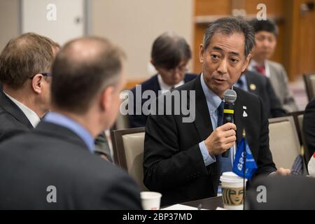 70e Congrès international d'astronautique le président de l'Agence japonaise pour l'aérospatiale et l'exploration (JAXA), le Dr Hiroshi Yamakawa, s'adresse à l'administrateur de la NASA Jim Bridenstine lors d'une réunion multilatérale des chefs des agences spatiales au 70e Congrès international d'astronautique, le mardi 22 octobre 2019 à Washington. Banque D'Images