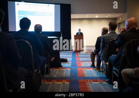 Le 23 octobre 2019, David Folta, ingénieur en dynamique de vol au Goddard Space Flight Center de la NASA, a prononcé une allocution intitulée « Astrodynamique des missions lunaires et cis-lunaires » lors du 70e Congrès astronautique international à Washington, D.C. L'événement s'est concentré sur les progrès de l'exploration spatiale et les missions lunaires. Banque D'Images