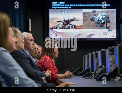 Vice-président Pence Tours Jet propulsion Laboratory le vice-président américain Mike Pence peut être vu avec sa femme Karen Pence lorsqu'ils ont visité le Jet propulsion Laboratory de la NASA, le samedi 28 avril 2018 à Pasadena, en Californie. Le vice-président était également accompagné de sa fille Charlotte Pence, scientifique invitée émérite de la JPL et épouse du président de l'UAG James Ellis, Elisabeth Pate-Cornell, Présidente de l'UAG, Admiral (Ret) James Ellis, Directeur exécutif du Conseil spatial national Scott Pace, Directeur adjoint du JPL général de division (Ret) Larry James, Et Thomas R, président de l'Institut de technologie de Californie Banque D'Images