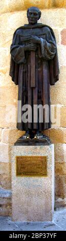 Statue de San Pedro de Alcanta, près de la Tour du Temple, Caceres à Extramadura, Espagne 2006 - également connu sous le nom de Saint Pierre d'Alcántara, San Pedro de Alcántara. Son nom original était Pedro Garavito, né en 1499 à Alcántara, en Espagne, décédé le 18 octobre 1562. Il a été canonisé en 1669. Sa fête est le 19 octobre. Pedro était un mystique franciscain qui a fondé une forme austère de vie franciscaine connue sous le nom d'Alcantarines ou Discalced (signifiant appâted) . Il est le Saint patron du Brésil. Banque D'Images