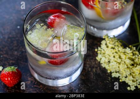 Gin tonique avec glaçons et garniture strawbery Banque D'Images