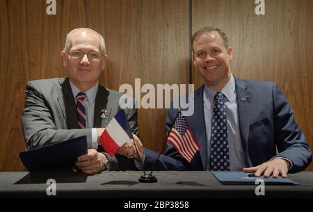 70e Congrès international d’astronautique Jean-Yves le Gall, président du Centre national d’études spatiales (CNES), a quitté le Congrès, et se met entre les mains de l’administrateur de la NASA, Jim Bridenstine, après avoir signé un amendement à l’accord de mission de topographie des eaux de surface et des océans lors du 70e Congrès international d’astronautique, le jeudi 24 octobre 2019, à Washington. Banque D'Images