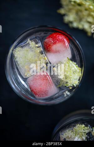 Gin tonique avec glaçons et garniture strawbery Banque D'Images