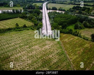 Cherasco, Italie - 17 mai 2020: (NOTE DE LA RÉDACTION: Image a été créée avec un drone.) Vue générale montre une section de l'autoroute A33 (Asti-Cuneo). L'A33 est une autoroute italienne qui reliera Asti à Cuneo, elle est actuellement en construction. Crédit: Nicolò Campo/Alay Live News Banque D'Images