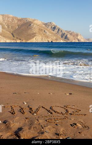 Tilos, le nom de l'île écrit sur le sable à Eristos plage, à Tilos, Grèce, Europe. Banque D'Images