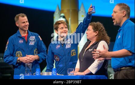 Astronautes McClain et la Haye au NASM les astronautes de la NASA Nick Hague et Anne McClain se joignent à l'invitation du programme STEM en 30 avec les hôtes Beth Wilson et Marty Kelsey, le mardi 14 janvier 2020, au Smithsonian National Air and Space Museum à Washington. La Haye a récemment passé 203 jours à vivre et à travailler à bord de la Station spatiale internationale dans le cadre des expéditions 59 et 60. McClain a récemment passé 204 jours à vivre et à travailler à bord de la Station spatiale internationale dans le cadre des expéditions 58 et 59. Banque D'Images