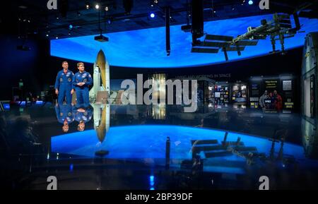 Astronautes McClain et la Haye au NASM les astronautes de la NASA Nick Hague et Anne McClain parlent de leurs expériences à bord de la Station spatiale internationale, le mardi 14 janvier 2020, au Smithsonian National Air and Space Museum à Washington. La Haye a récemment passé 203 jours à vivre et à travailler à bord de la Station spatiale internationale dans le cadre des expéditions 59 et 60. McClain a récemment passé 204 jours à vivre et à travailler à bord de la Station spatiale internationale dans le cadre des expéditions 58 et 59. Banque D'Images