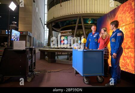 Astronautes McClain et la Haye à NASM les astronautes de la NASA Nick Hague, à gauche, Anne McClain, à droite, rejoint Bevin James du Smithsonian Air and Space Museum, qui organise une téléconférence vidéo interactive avec des élèves de 5e année à l'école John P Parker située à Cincinnati, Ohio, le mardi 14 janvier 2020, du Smithsonian National Air and Space Museum à Washington. La Haye a récemment passé 203 jours à vivre et à travailler à bord de la Station spatiale internationale dans le cadre des expéditions 59 et 60. McClain a récemment passé 204 jours à vivre et à travailler à bord de la Station spatiale internationale dans le cadre de la o Banque D'Images