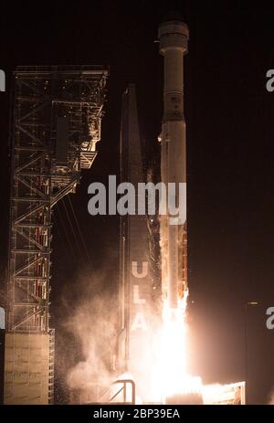 Boeing orbital Flight Test Launch UNE fusée Atlas V de United Launch Alliance avec le vaisseau spatial CST-100 Starliner de Boeing à bord des lancements du complexe spatial de lancement 41, le vendredi 20 décembre 2019, à la station de l'aviation de Cape Canaveral, en Floride. Après un lancement réussi à 6 h 36 HNE, le CST-100 Starliner de Boeing est sur une orbite non planifiée mais stable. L’équipe évalue les objectifs d’essai qui peuvent être atteints avant le retour de l’engin spatial sur terre à White Sands, au Nouveau-Mexique. Banque D'Images