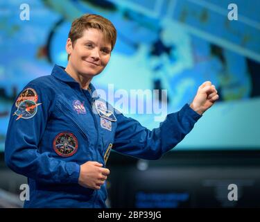 Astronautes McClain et la Haye au NASM l'astronaute de la NASA Anne McClain parle de ses expériences à bord de la Station spatiale internationale, le mardi 14 janvier 2020, au Smithsonian National Air and Space Museum à Washington. McClain a récemment passé 204 jours à vivre et à travailler à bord de la Station spatiale internationale dans le cadre des expéditions 58 et 59. Banque D'Images