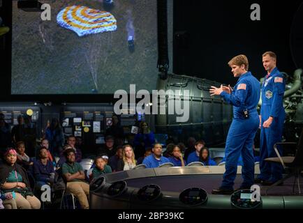 Astronautes McClain et la Haye au NASM les astronautes de la NASA Nick Hague et Anne McClain parlent de leurs expériences à bord de la Station spatiale internationale, le mardi 14 janvier 2020, au Smithsonian National Air and Space Museum à Washington. La Haye a récemment passé 203 jours à vivre et à travailler à bord de la Station spatiale internationale dans le cadre des expéditions 59 et 60. McClain a récemment passé 204 jours à vivre et à travailler à bord de la Station spatiale internationale dans le cadre des expéditions 58 et 59. Banque D'Images