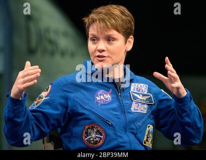 Astronautes McClain et la Haye au NASM l'astronaute de la NASA Anne McClain parle de ses expériences à bord de la Station spatiale internationale, le mardi 14 janvier 2020, au Smithsonian National Air and Space Museum à Washington. McClain a récemment passé 204 jours à vivre et à travailler à bord de la Station spatiale internationale dans le cadre des expéditions 58 et 59. Banque D'Images