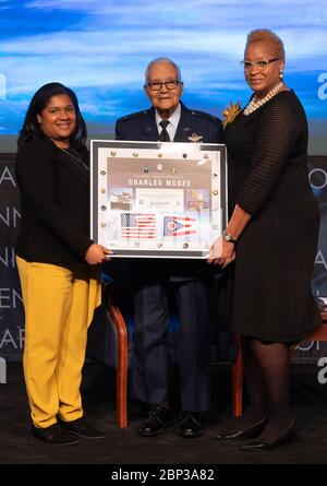 Trailblazers : l'histoire d'un Airman Tuskegee Zudayya Taylor-Dunn, président du quartier général de la NASA, Chapter of Blacks in Government (BIG), à gauche, et LaVerne Randolph, vice-président du quartier général de la NASA, Chapter of BIG, Présenter un montage contenant un drapeau américain et un drapeau de l’État de l’Ohio, qui ont volé dans l’espace, au général de brigade honoraire retraité de la Force aérienne américaine Charles McGee, dans le cadre d’un programme du mois de l’histoire des Noirs intitulé « Trailblazers, The Story of a Tuskegee Airman », le mercredi 5 février 2020, au siège de la NASA à Washington, DC. McGee, un pilote avec les aviateurs Tuskegee pendant la Seconde Guerre mondiale, était un CA Banque D'Images