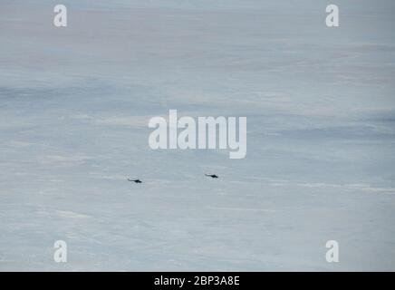 Expédition 61 Soyuz Landing des hélicoptères RUSSES MI-8 survolent la zone d’atterrissage prévue du vaisseau spatial Soyuz MS-13 de l’équipage de l’expédition 61 près de la ville de Zhezkazgan, au Kazakhstan le jeudi 6 février 2020. Christina Koch est retournée sur Terre après avoir fait 328 jours dans l'espace --- le plus long vol spatial de l'histoire par une femme --- en tant que membre des expéditions 59-60-61 sur la Station spatiale internationale. Le cosmonaute de Roscosmos Alexander Skvortsov et l'astronaute de l'ESA Luca Parmitano sont retournés après 201 jours dans l'espace où ils ont servi comme membres d'équipage de l'expédition 60-61 à bord de la station. Banque D'Images