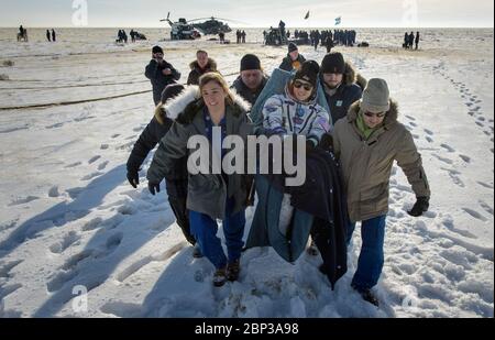 Expédition 61 Soyouz Landing l'astronaute de la NASA Christina Koch est transportée dans une tente médicale peu après qu'elle, l'astronaute de l'ESA Luca Parmitano et le cosmonaute Alexander Skvortsov de Roscosmos ont atterri dans leur vaisseau spatial Soyouz MS-13 près de la ville de Zhezkazgan, au Kazakhstan, le jeudi 6 février 2020. Koch est retourné sur Terre après avoir fait 328 jours dans l'espace --- le plus long vol spatial de l'histoire par une femme --- en tant que membre des expéditions 59-60-61 sur la Station spatiale internationale. Skvortsov et Parmitano sont retournés après 201 jours dans l'espace où ils ont servi comme membres d'équipage de l'expédition 60-61 à bord de la station. Banque D'Images