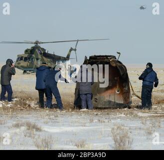 Expédition 61 Soyuz Landing les équipes russes de recherche et de sauvetage arrivent à l'engin spatial Soyuz MS-13 peu après son atterrissage dans une zone éloignée près de la ville de Zhezkazgan, au Kazakhstan, avec les membres de l'équipage de l'expédition 61 Christina Koch de la NASA, Alexander Skvortsov de l'agence spatiale russe Rossos, Et Luca Parmitano de l'ESA (Agence spatiale européenne) jeudi 6 février 2020. Koch est retourné sur Terre après avoir fait 328 jours dans l'espace --- le plus long vol spatial de l'histoire par une femme --- en tant que membre des expéditions 59-60-61 sur la Station spatiale internationale. Skvortsov et Parmitano sont retournés après 201 jours Banque D'Images